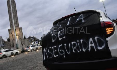 Basta de inseguridad fue el pedido de los rosarinos que marcharon para pedir seguridad en la ciudad. Basta de inseguridad fue el pedido de los rosarinos que marcharon para pedir seguridad en la ciudad.
