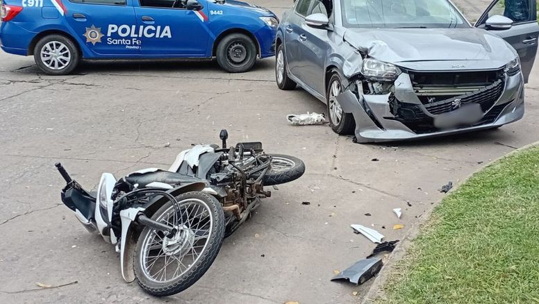 Domingo accidentado en Santa Fe: un auto y una moto chocaron en barrio Sargento Cabral