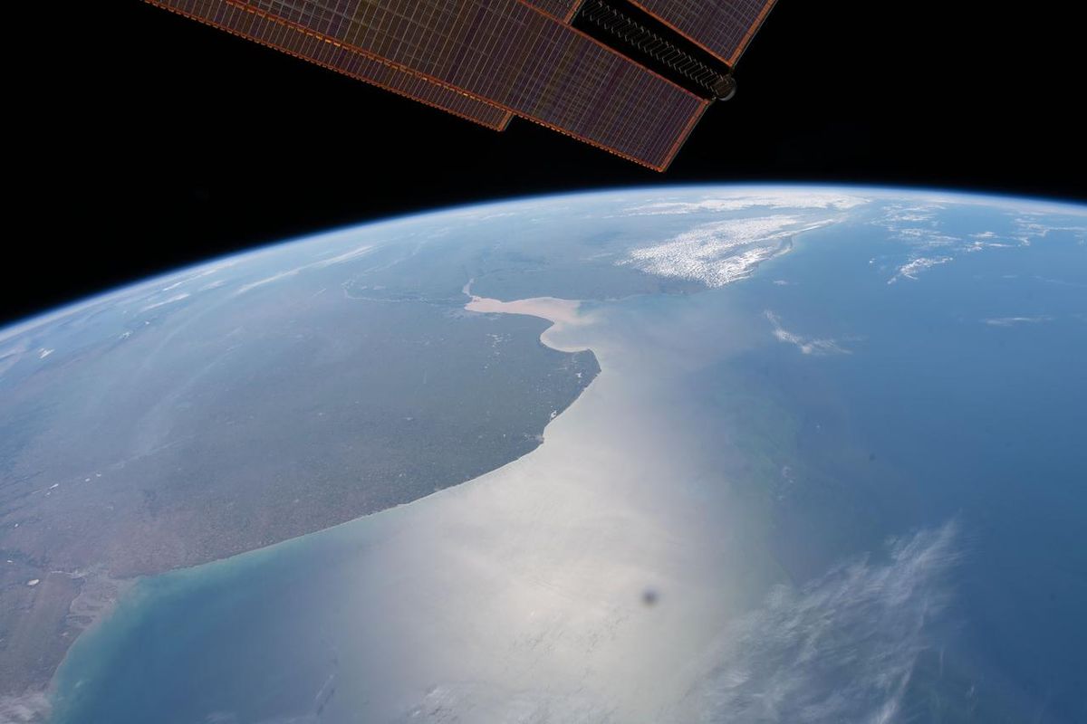 Año 2020. El Río de la Plata en América del Sur separa las naciones de Argentina y Uruguay y fue fotografiado como la Estación Espacial Internacional orbitando sobre el Océano Atlántico.