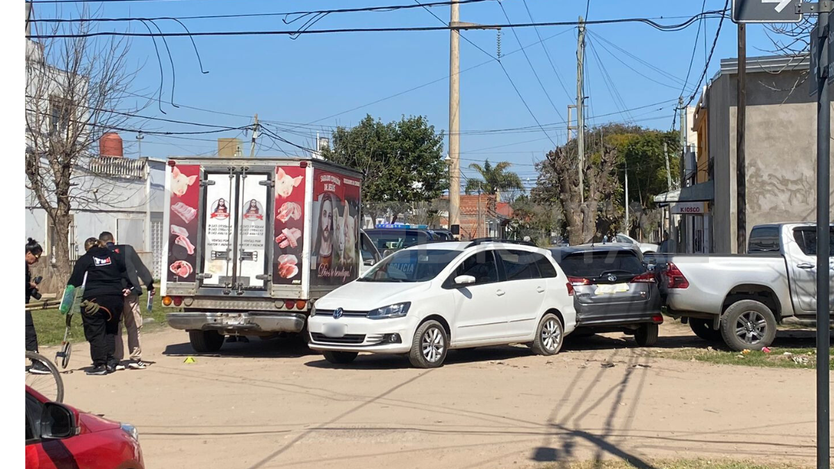 Choque múltiple en Barrio Los Hornos: un camión frigorífico chocó contra una camioneta que amortiguó el golpe en tres autos estacionados