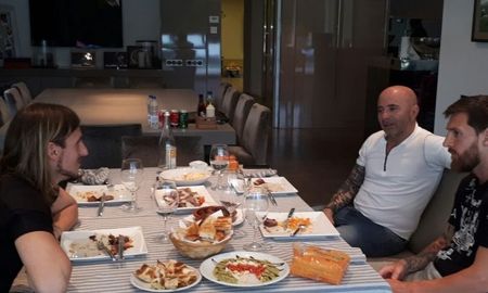 messi recibio a sampaoli en su casa messi recibio a sampaoli en su casa