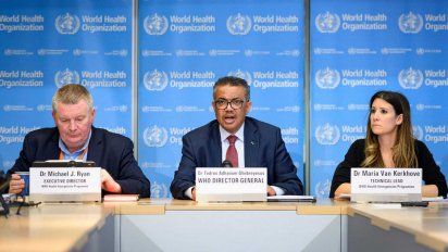 El director general de la Organizaci&oacute;n Mundial de la Salud (OMS), Tedros Adhanom Ghebreyesus (c), junto a otros miembros de la organizaci&oacute;n.&nbsp;