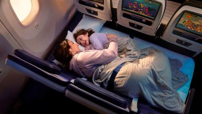 Cuál es la aerolínea que te permitirá dormir en una cama dentro de clase económica