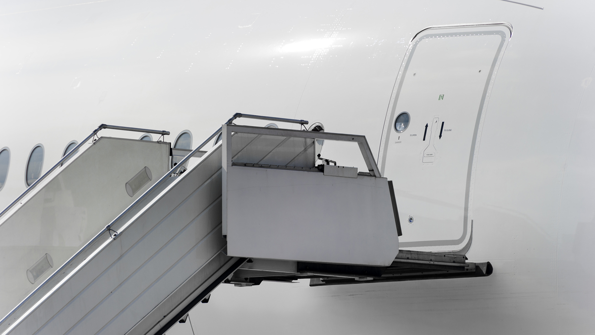 La mujer quiso abrir la puerta del avión porque "Jesús se lo pidió".