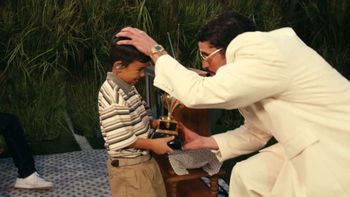 Quién es el niño al que Bad Bunny le entregó el Grammy durante el show del Super Bowl