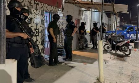 Fue en el marco de cinco allanamientos realizados en los barrios Transporte y Punta Norte de la ciudad capital. Fue en el marco de cinco allanamientos realizados en los barrios Transporte y Punta Norte de la ciudad capital.