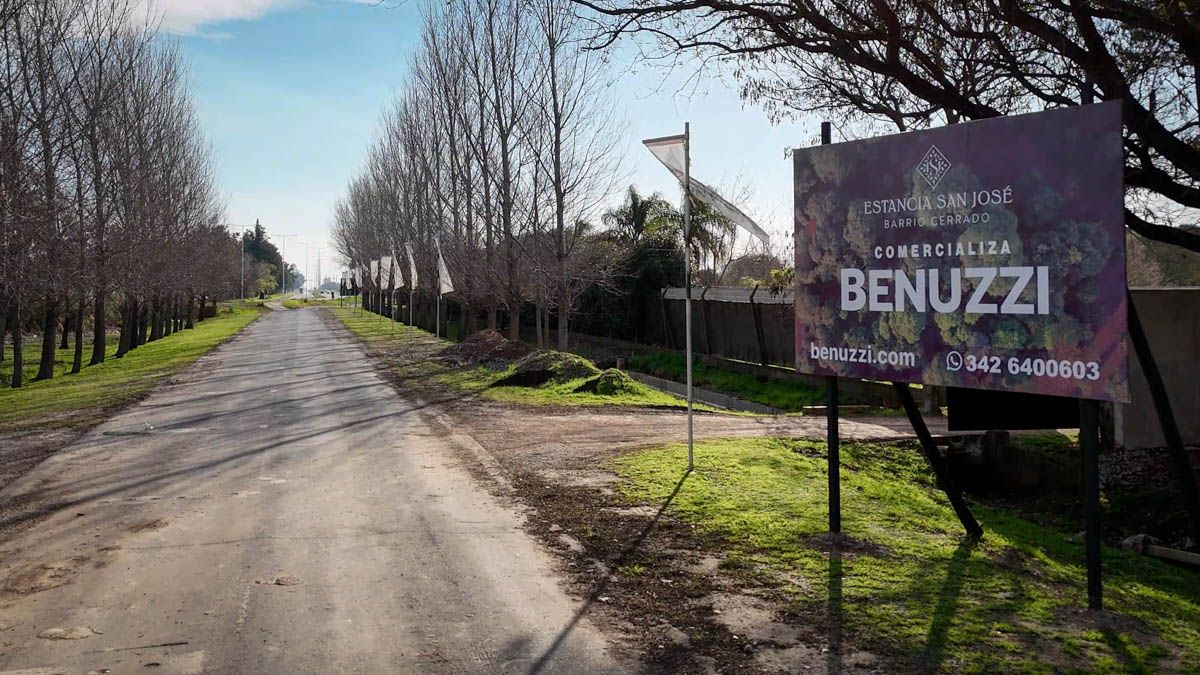 El acceso principal a Estancia San José está enmarcado por un exclusivo camino de álamos que anticipa la experiencia de vivir rodeado de verde. El acceso principal a Estancia San José está enmarcado por un exclusivo camino de álamos que anticipa la experiencia de vivir rodeado de verde.