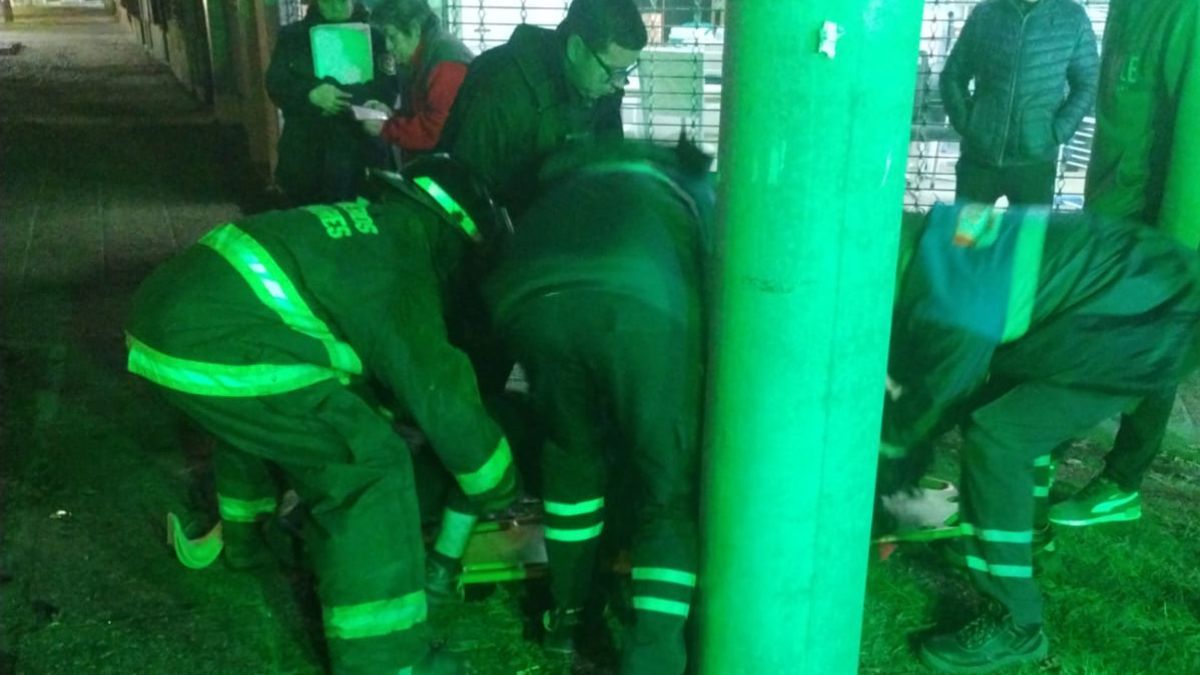 Los rescatistas ingresaron al vehículo a través del portón trasero y lograron extraer a la víctima utilizando una tabla espinal, mientras aguardaban la llegada de los servicios sanitarios. Los rescatistas ingresaron al vehículo a través del portón trasero y lograron extraer a la víctima utilizando una tabla espinal, mientras aguardaban la llegada de los servicios sanitarios.