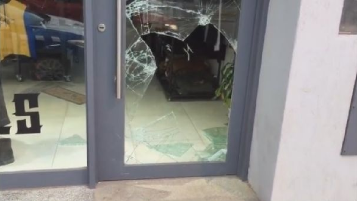 Un hombre rompió la vidriera de un comercio en San Juan y robó 15 pares de zapatillas.