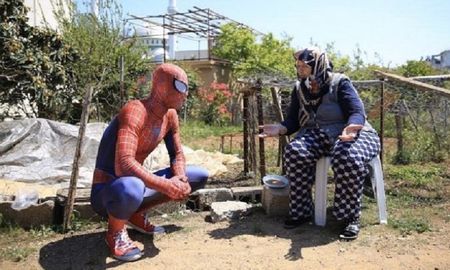 fotos: el hombre arana que ayuda a los abuelos en medio de la pandemia fotos: el hombre arana que ayuda a los abuelos en medio de la pandemia