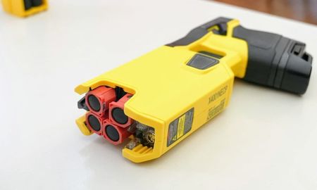 La incorporación de las Taser tiene como objetivo proteger tanto a los ciudadanos como a los agentes de la fuerza, reduciendo los riesgos de daño físico. La incorporación de las Taser tiene como objetivo proteger tanto a los ciudadanos como a los agentes de la fuerza, reduciendo los riesgos de daño físico.
