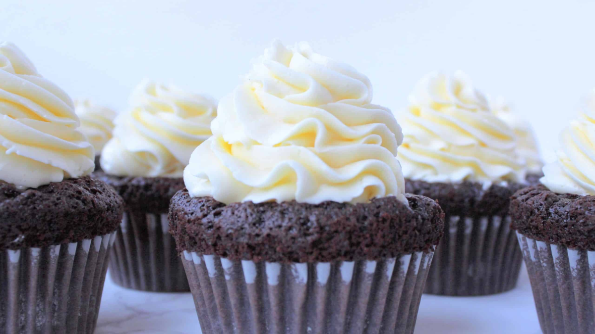 Merengue suizo en 3 pasos: la receta perfecta para decorar postres