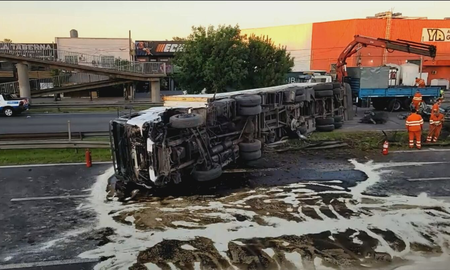 Colapso en Panamericana: volcó un camión que transportaba aceite Colapso en Panamericana: volcó un camión que transportaba aceite