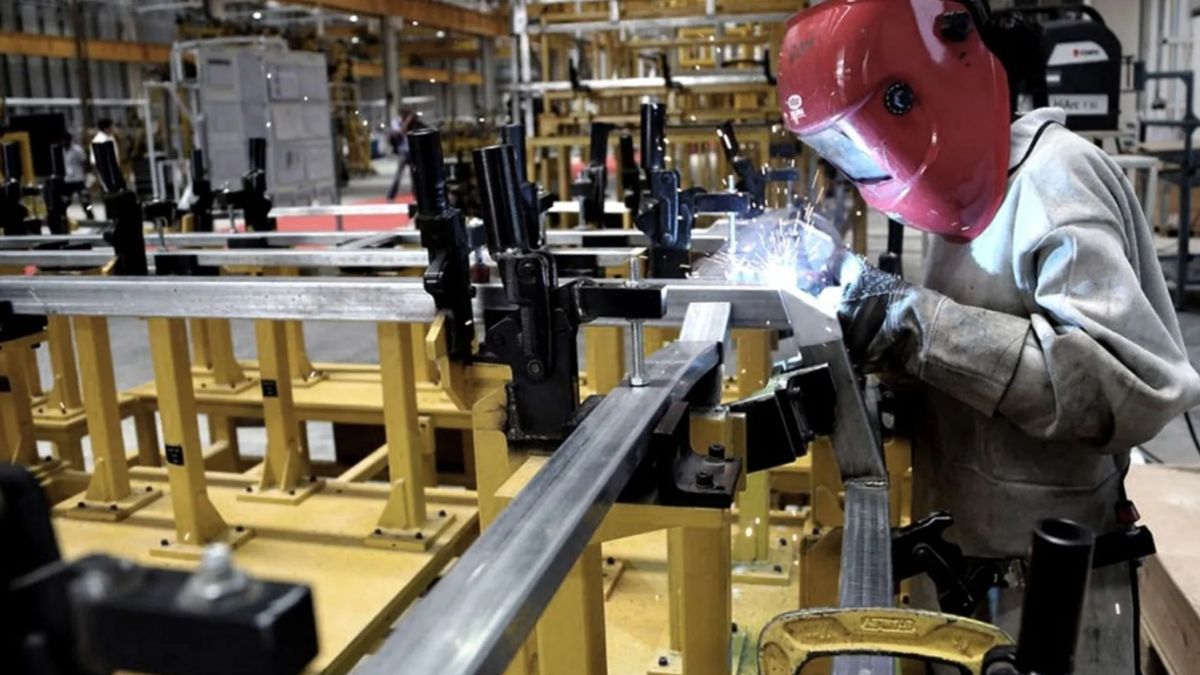 El sector industrial más afectado es el metalúrgico, ya que 26 industrias suspendieron a un total de 2.289 trabajadores en Santa Fe.