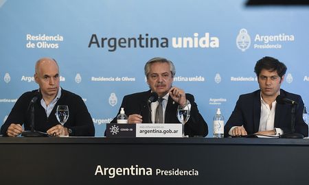 El presidente Alberto Fernández, flanqueado por el jefe de Gobierno porteño, Horacio Rodríguez Larreta y el gobernador bonaerense, Axel Kicillof, pidió No aflojen al anunciar la prórroga del aislamiento hasta el 7 de junio inclusive. El presidente Alberto Fernández, flanqueado por el jefe de Gobierno porteño, Horacio Rodríguez Larreta y el gobernador bonaerense, Axel Kicillof, pidió No aflojen al anunciar la prórroga del aislamiento hasta el 7 de junio inclusive.