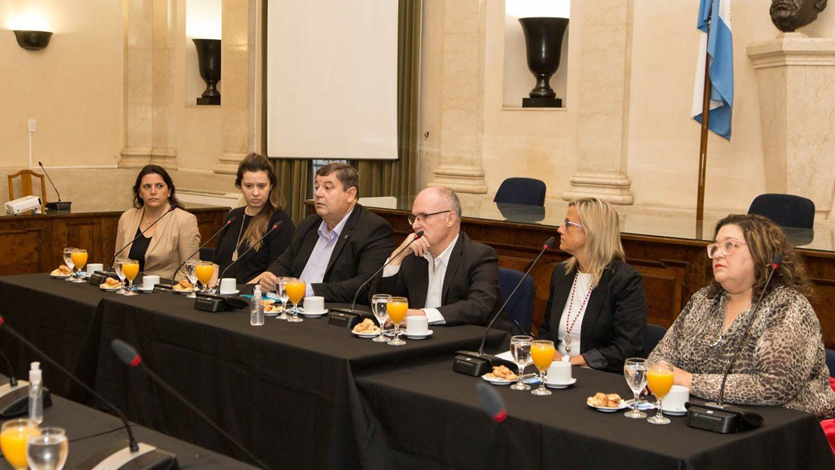 Del encuentro participaron autoridades de la Universidad Nacional del Litoral, de las Defensorías del Pueblo de Santa Fe y Paraná, de las empresas Fluviales y Etacer, de la Federación Universitaria Nacional (FUL) y de diferentes facultades de la UNL.