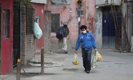 La búsqueda en el barrio se realiza con el operativo DETeCTAr, que trata de identificar contactos estrechos de casos confirmados y también de personas con cuadros febriles. Foto: Infobae La búsqueda en el barrio se realiza con el operativo DETeCTAr, que trata de identificar contactos estrechos de casos confirmados y también de personas con cuadros febriles. Foto: Infobae