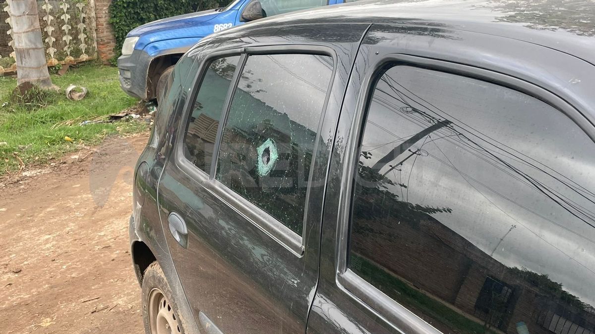 Una bala atravesó un auto que estaba estacionado en el lugar.