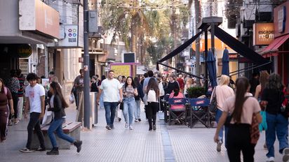 Un informe advierte sobre la baja de la natalidad y el envejecimiento de la población en Argentina