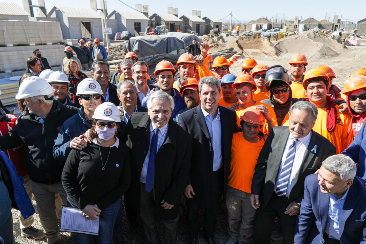 El mandatario supervisó el avance de las obras de los hogares del barrio Las Pampas que forman parte de los 1.800 comprometidos por el Gobierno nacional a partir del terremoto ocurrido el 18 enero del año 2021, y luego participó en el acto de entrega de viviendas a familias del Barrio Libertador.