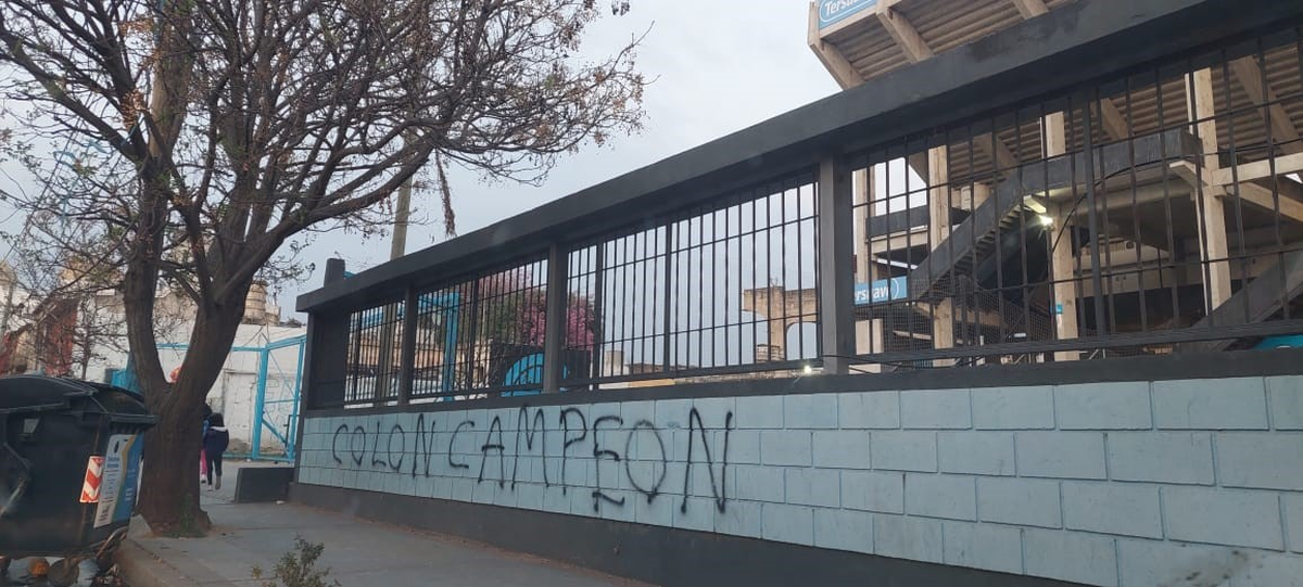 Pintadas en el estadio de Belgano. Foto @larazastafe. Pintadas en el estadio de Belgano. Foto @larazastafe.