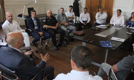 EL nuevo ministro de Seguridad, Claudio Brilloni, encabezó este viernes en Rosario la primera reunión del gabinete a su cargo. EL nuevo ministro de Seguridad, Claudio Brilloni, encabezó este viernes en Rosario la primera reunión del gabinete a su cargo.