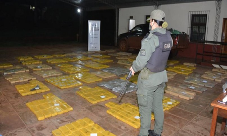 Misiones: encontraron más de una tonelada de marihuana en una camioneta abandonada Misiones: encontraron más de una tonelada de marihuana en una camioneta abandonada