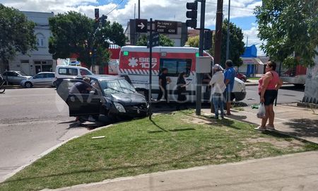 fuerte accidente entre un colectivo y un auto en plena avenida lopez y planes fuerte accidente entre un colectivo y un auto en plena avenida lopez y planes