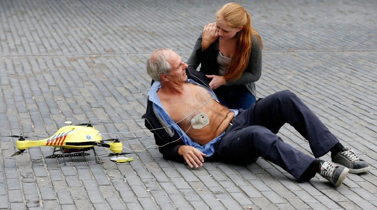Un sueco infartado le debe la vida a un dron que le llevó un desfibrilador