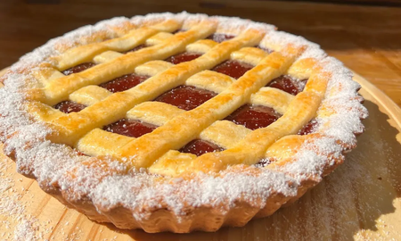 La pasta frola puede disfrutarse en ocasiones especiales o como una merienda acompañada de mates o una taza de té o café. La pasta frola puede disfrutarse en ocasiones especiales o como una merienda acompañada de mates o una taza de té o café.