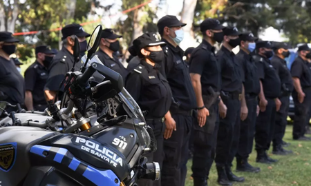 La Policía de Santa Fe será habilitada a realizar controles relacionados con el tránsito, como una herramienta más para enfrentar el fenómeno de los motochorros. La Policía de Santa Fe será habilitada a realizar controles relacionados con el tránsito, como una herramienta más para enfrentar el fenómeno de los motochorros.
