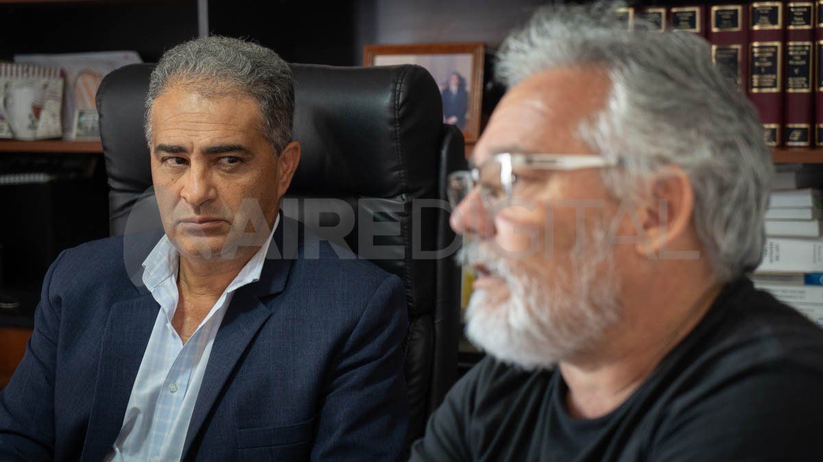 El abogado querellante Juan José Patiño junto a Rodrigo Nicola, papá de la víctima fatal