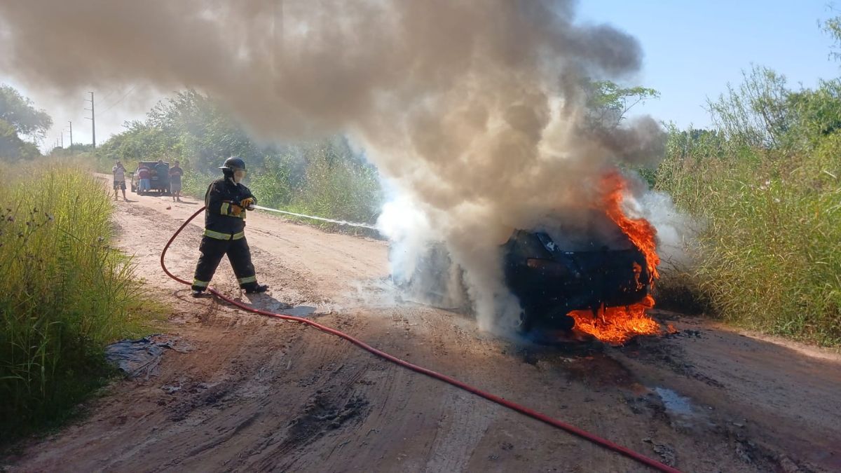 Un Peugeot 206 se incendió cerca de calle Presidente Roca y Ruta 11