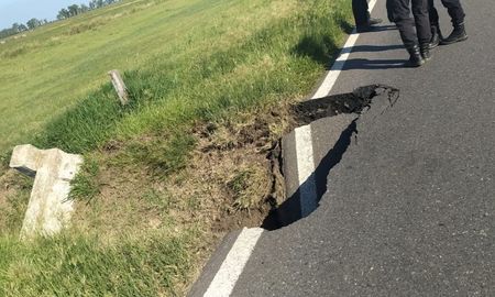 El socavón se generó sobre la calzada y en el lugar hay tránsito alternado. El socavón se generó sobre la calzada y en el lugar hay tránsito alternado.