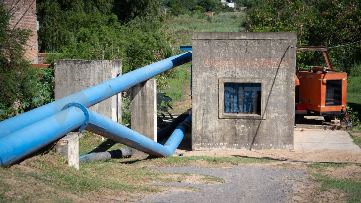 Como robaron cables y se conectaron en forma irregular a la estación de bombeo de Los Espinillos, el Municipio colocó una bomba suplementaria. Como robaron cables y se conectaron en forma irregular a la estación de bombeo de Los Espinillos, el Municipio colocó una bomba suplementaria.
