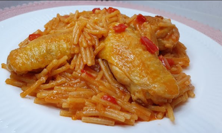 Tallarines con estofado de alitas. Tallarines con estofado de alitas.