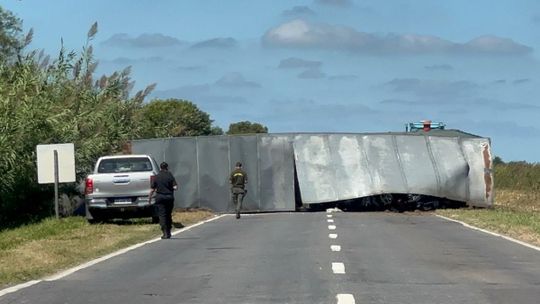 El camión que volcó en la Ruta 11 y provocó el corte transportaba motos.