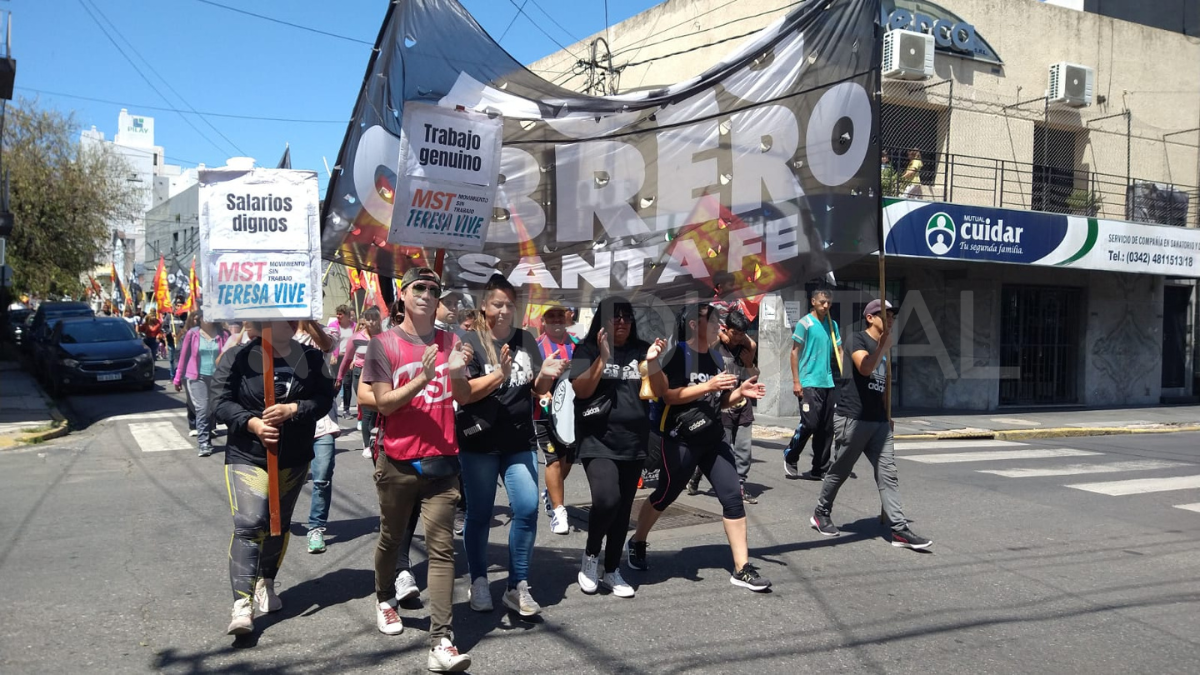 Los integrantes del MST y Polo Obrero marchan en reclamo de salarios dignos y trabajo genuino.