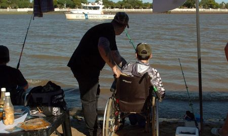 Diez estaciones de pesca equipadas con gazebos y caminos accesibles permitieron que personas con diversas discapacidades disfrutaran de una jornada histórica. Diez estaciones de pesca equipadas con gazebos y caminos accesibles permitieron que personas con diversas discapacidades disfrutaran de una jornada histórica.