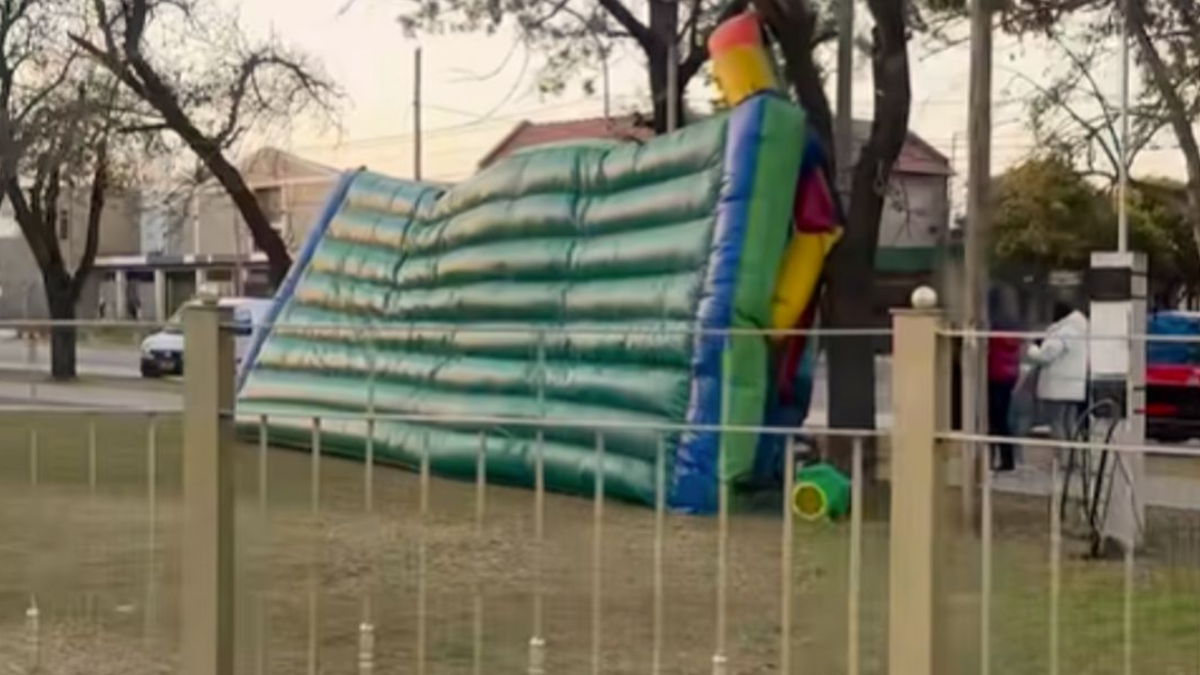 Un castillo inflable salió volando con varios niños: gritos, llanto y pánico en una plaza de San Nicolás