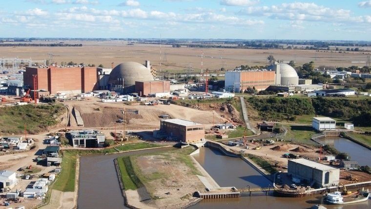La falla en Atucha II fue por el desprendimiento de uno de los cuatro soportes internos que se alojó en el fondo del tanque del reactor, lo cual no implica riesgos para la seguridad de las personas o el ambiente. 
