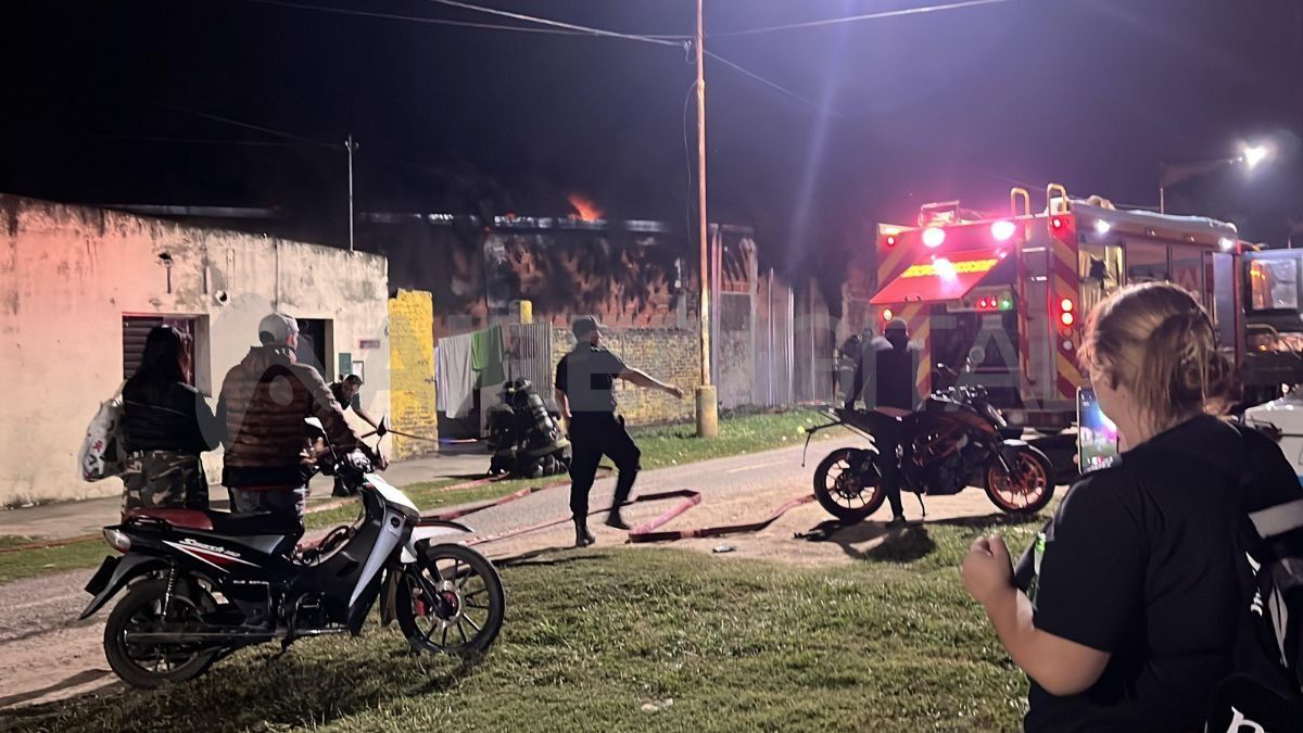 El incendio se desató en un galpón de barrio Candioti Norte