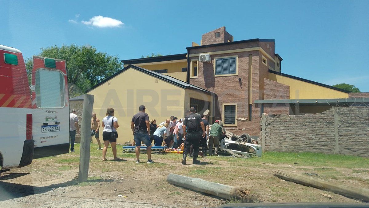 Personal de emergencia del 107 y voluntarios, ayudaron a retirar a la conductora y fue trasladada al Protomédico.