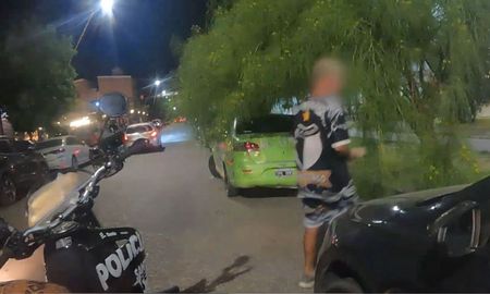 los agentes identificaron a 17 personas que se desempeñaban como cuidacoches, y una de ellas fue detenida por resistencia a la autoridad. los agentes identificaron a 17 personas que se desempeñaban como cuidacoches, y una de ellas fue detenida por resistencia a la autoridad.