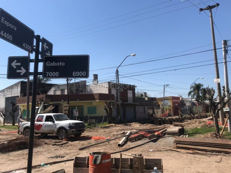 Agua servida, caños a la intemperie y peligro latente: lo que dejó el frustrado Desagüe Espora