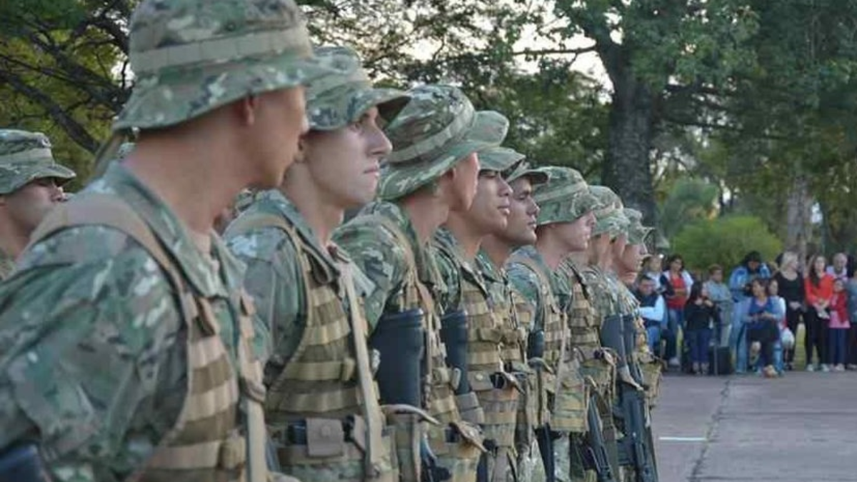 Santa Cruz: un militar golpeó y amenazó de muerte a un soldado tras enterarse de que salió con su hija