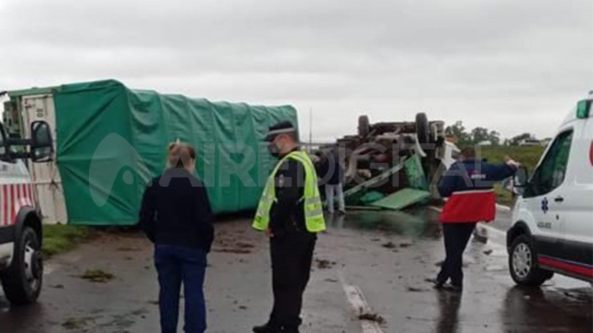 Volcó un camión en la Autopista Santa Fe -Rosario a la altura de San Lorenzo.