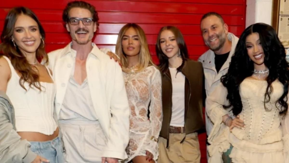 Pedro Pascal y Jessica Alba fueron algunos de los invitados de lujo que vivieron el show desde 'La Casita', la recreación de una vivienda latina que Bad Bunny llevó al centro del escenario.