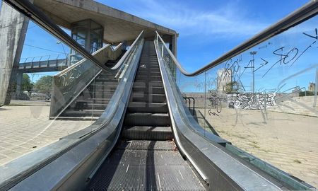 La escalera mecánica que se instaló en el Puente Peatonal es de interiores. La escalera mecánica que se instaló en el Puente Peatonal es de interiores.