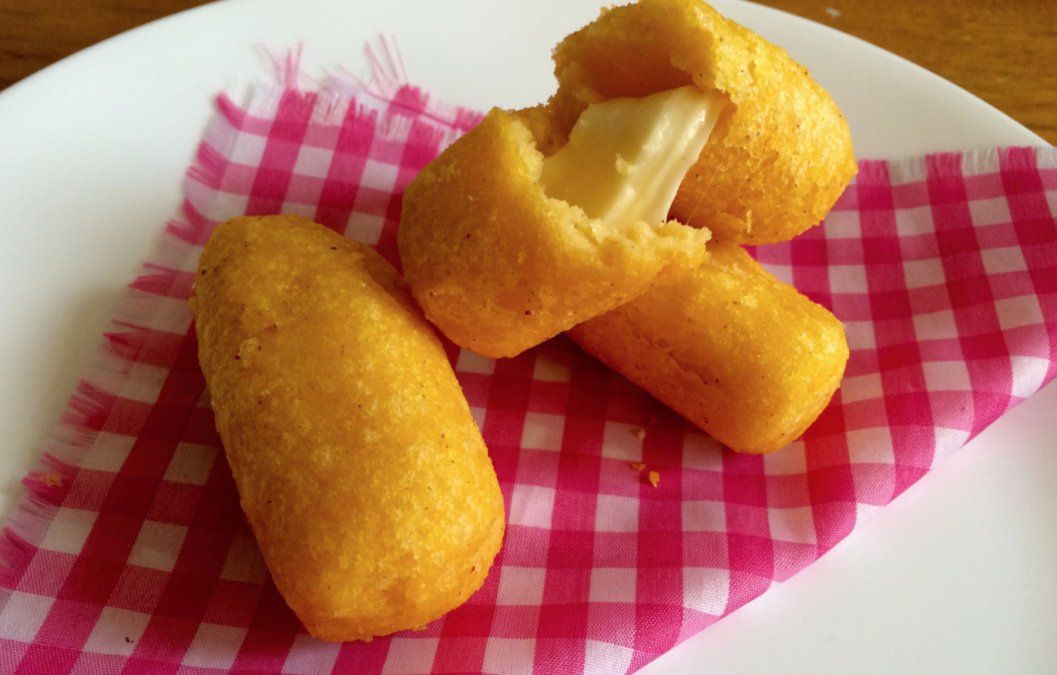 Croquetas de polenta rellenas con mucho queso.